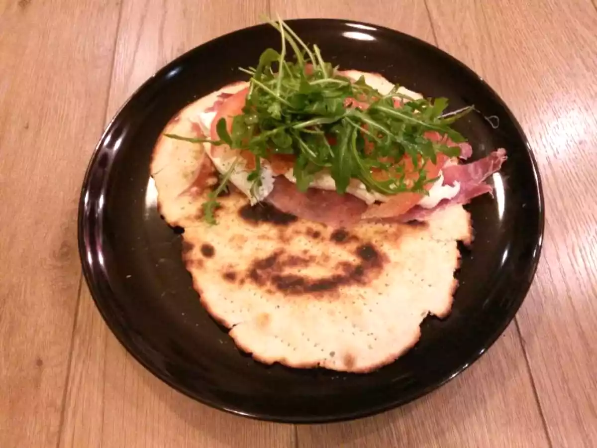 Piadina Romagnola classica con prosciutto crudo, mozzarella, pomodori e rucola - foto 2