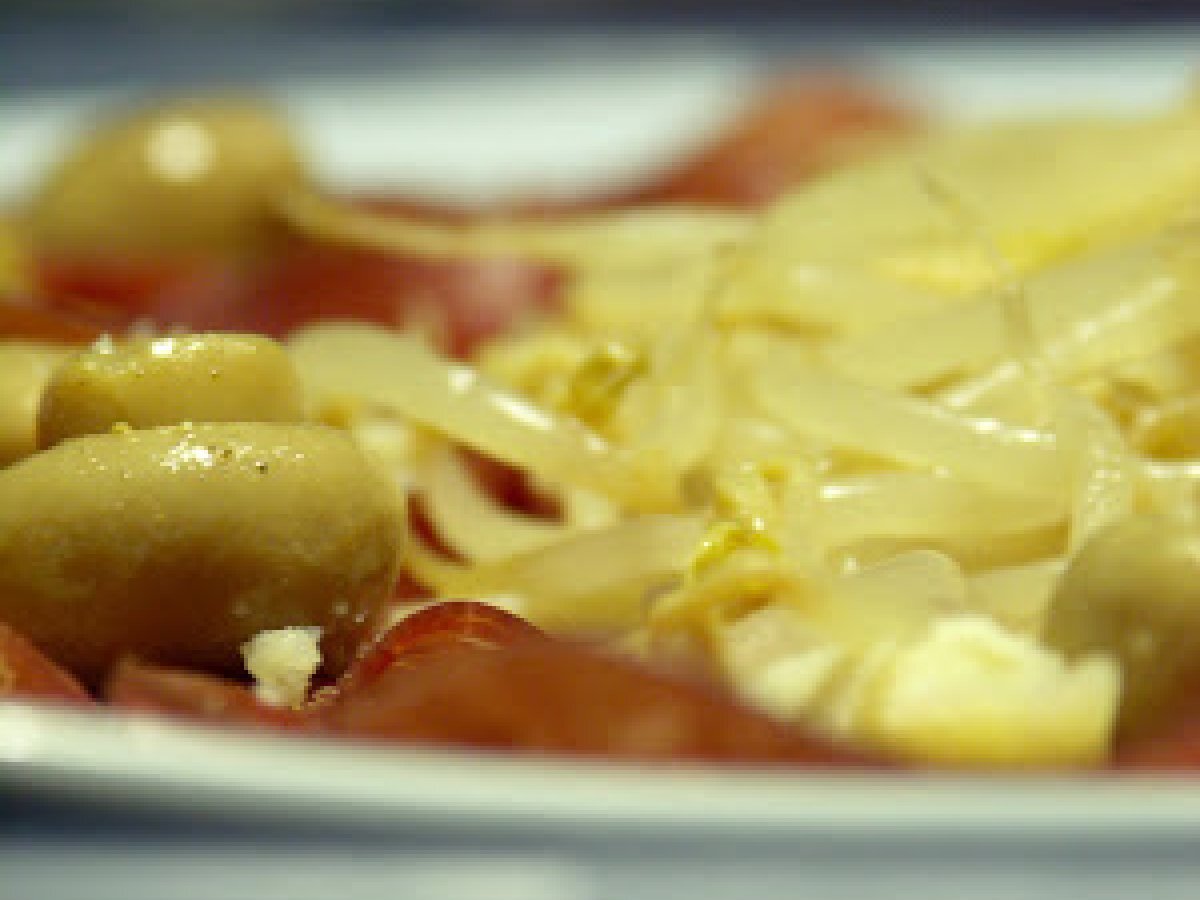 Piatto di bresaola con germogli di soia croccanti, champignons e briciole di grana - foto 2