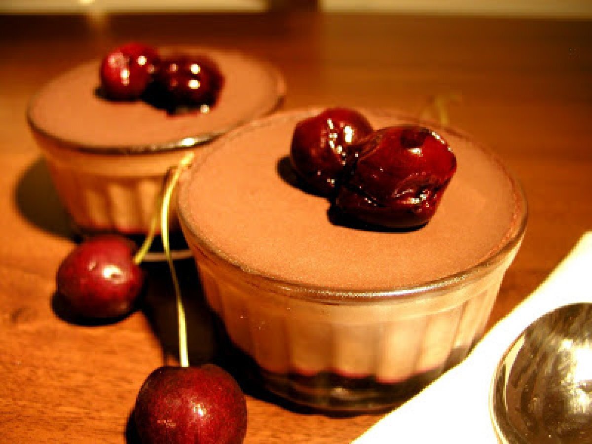 Piccole mousse di cioccolato e ciliegie