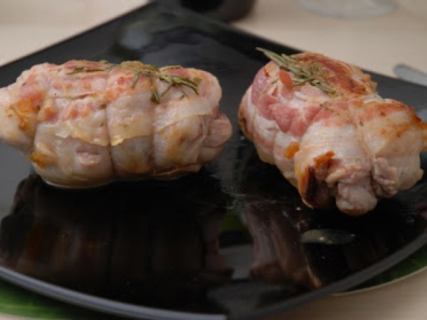 Piccoli arrosti di coniglio e pancetta in casseruola