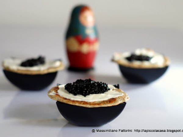 Piccoli blinis veloci con panna acida e uova di aringa - un finger food dalla Russia