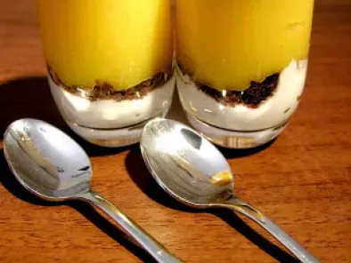 Piccoli dessert al mango e cioccolato