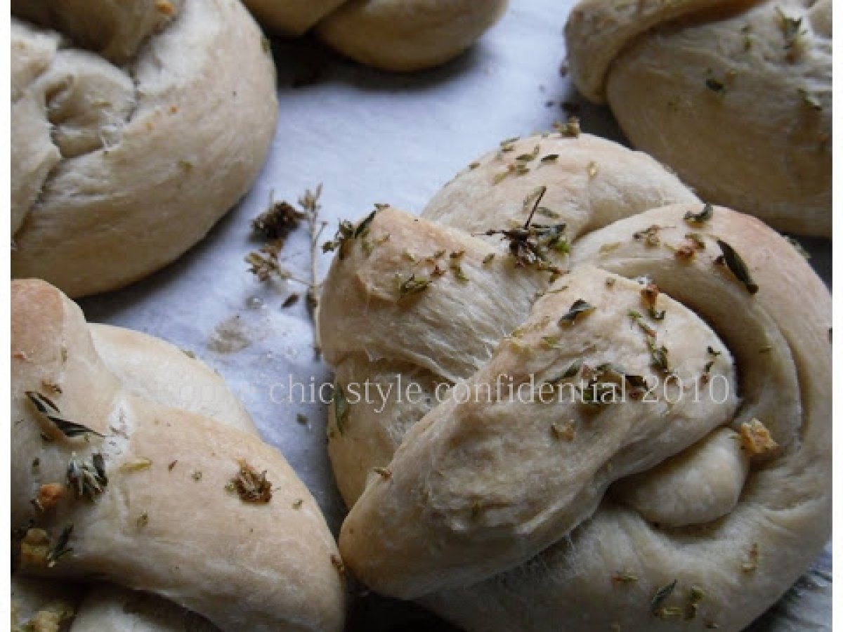 Piccoli intrecci di pane all'aglio e origano