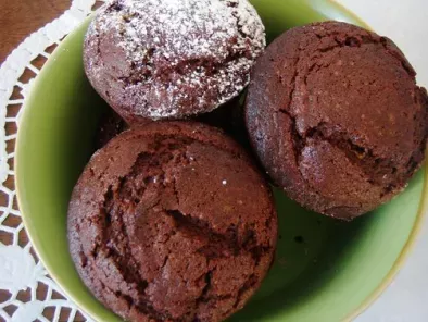 Piccoli muffins al cioccolato con cuore di pistacchio