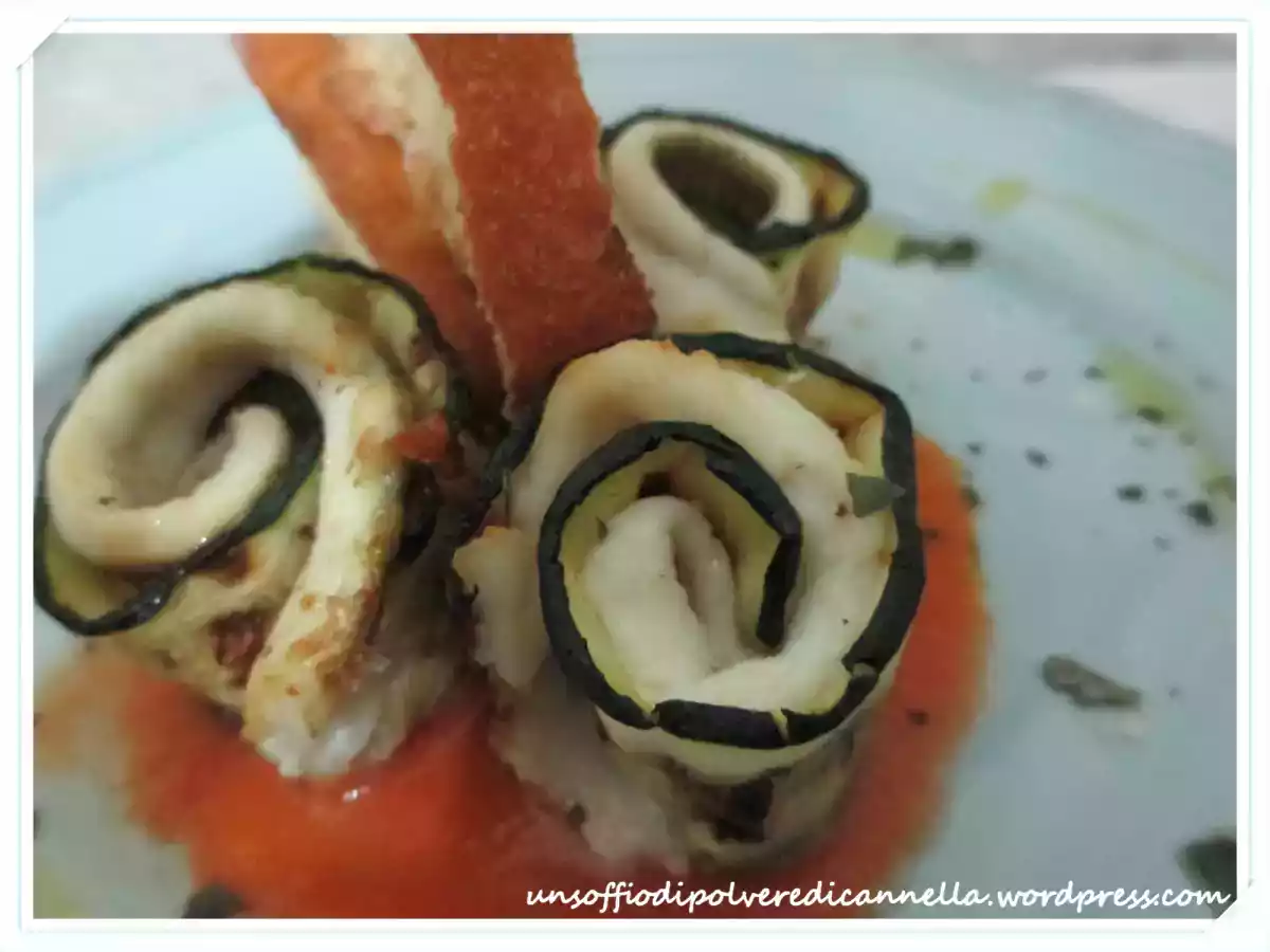 PICCOLI TURBANTI DI PLATESSA E ZUCCHINE CON COULIS DI POMODORO, CIALDE DI PANE E FIOCCHI DI