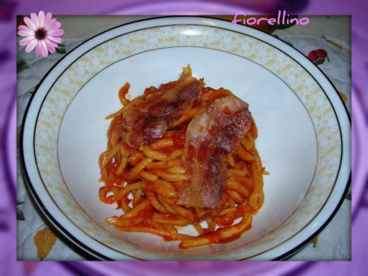 Pici all'amatriciana, un classico della cucina italiana