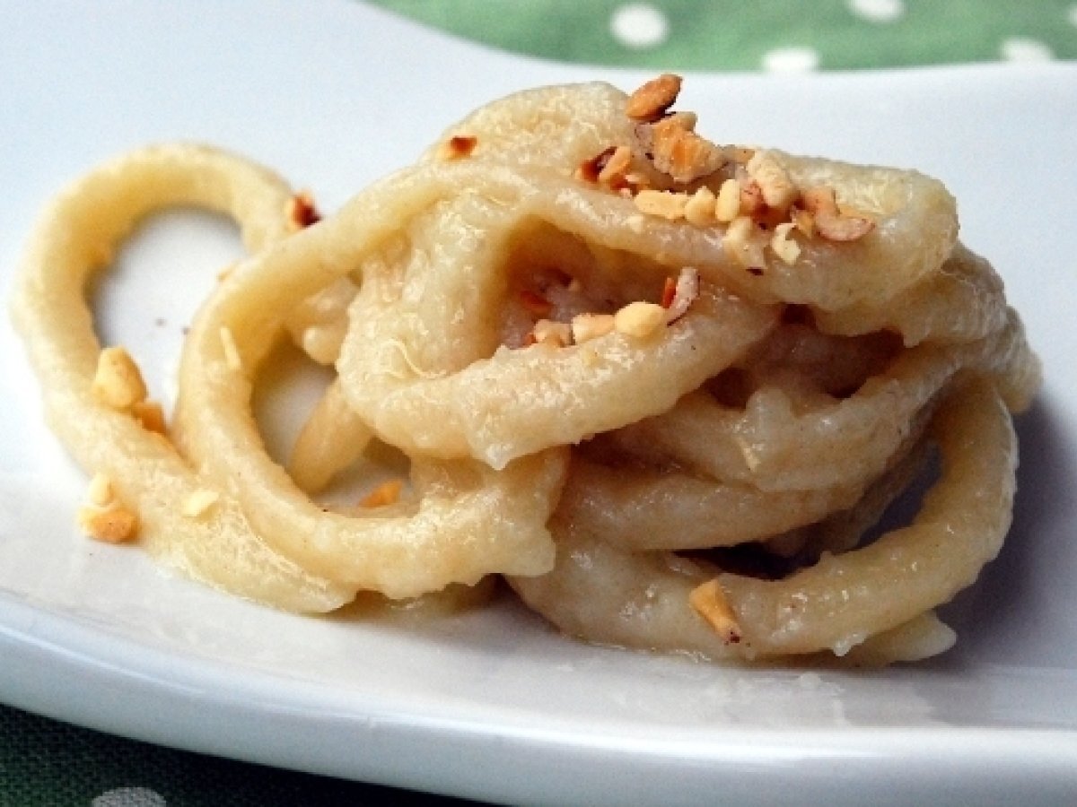 Pici alla crema di topinambur con granella di nocciole