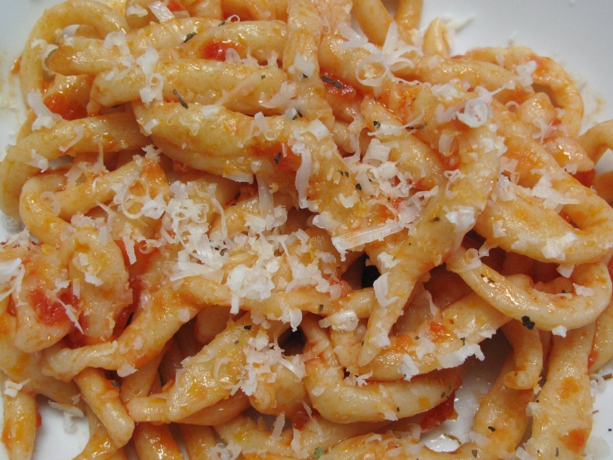 Pici fatti in casa al pomodoro e aglio