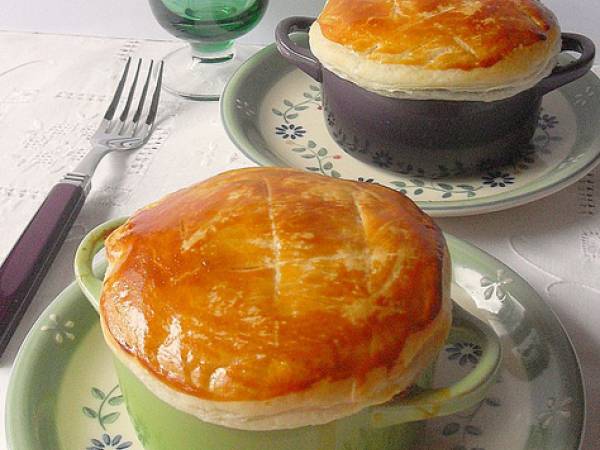 Pie di pollo con prosciutto e piselli in cocotte