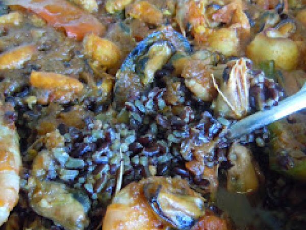 Pilaf di riso venere con frutti di mare