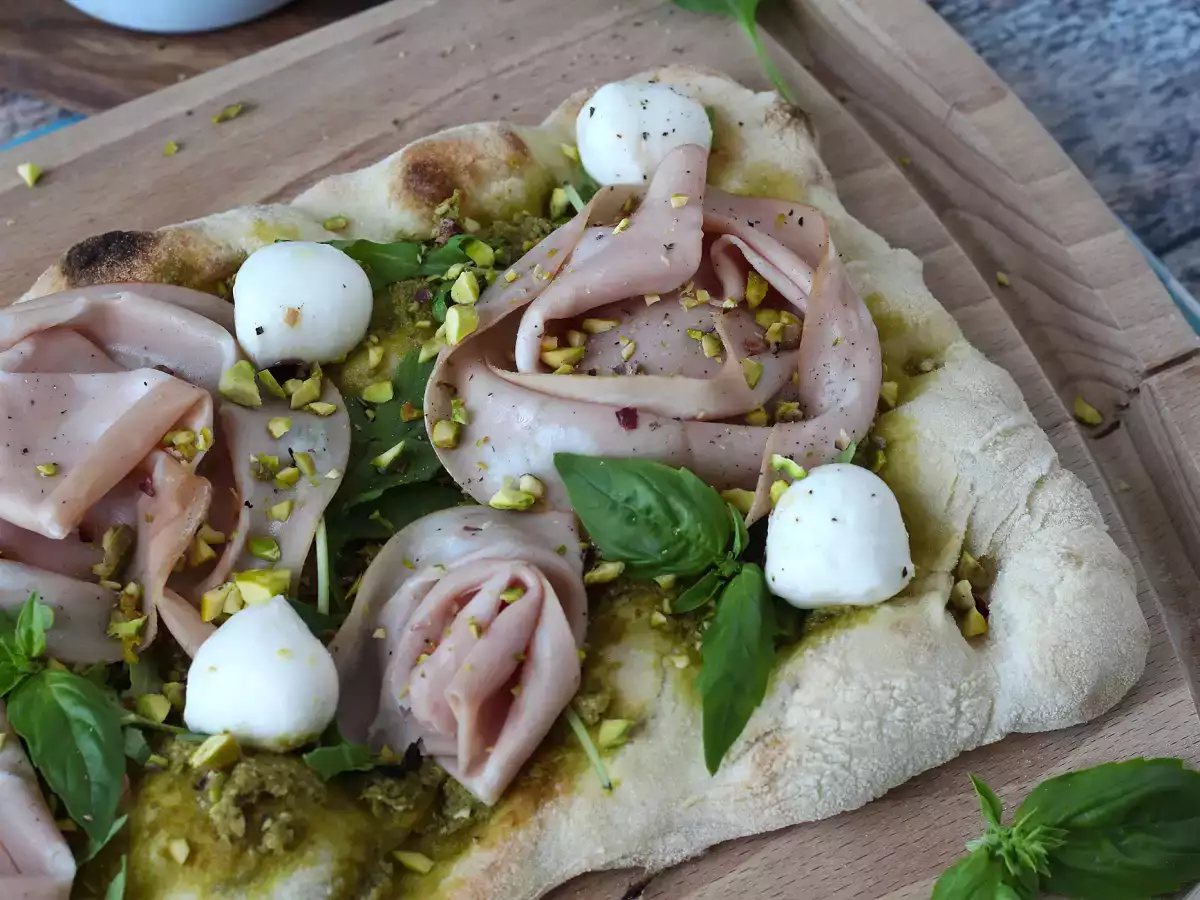 Pinsa romana con mortadella, pesto e pistacchi: la ricetta veloce pronta in 10 minuti