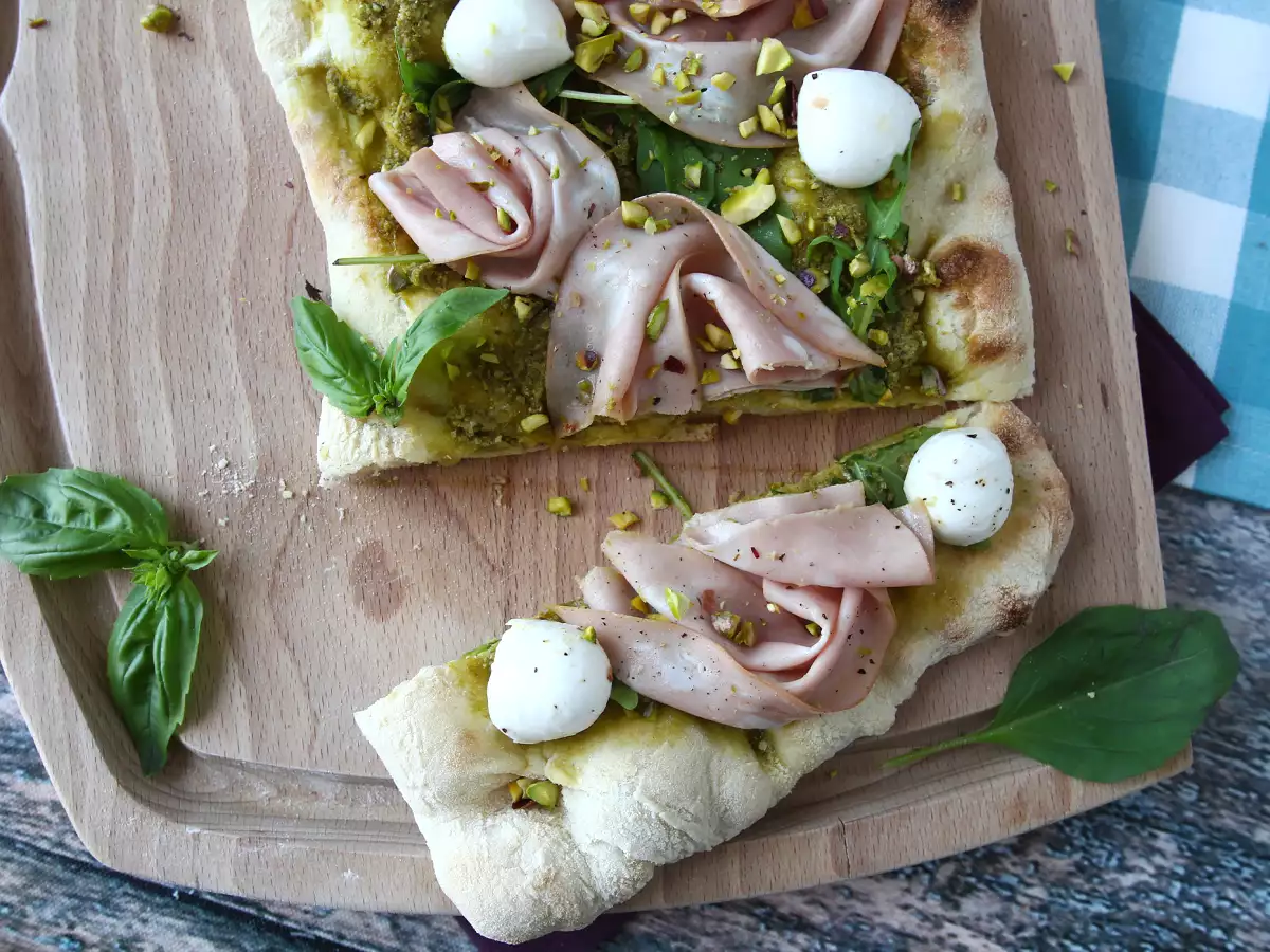 Pinsa romana con mortadella, pesto e pistacchi: la ricetta veloce pronta in 10 minuti - foto 2