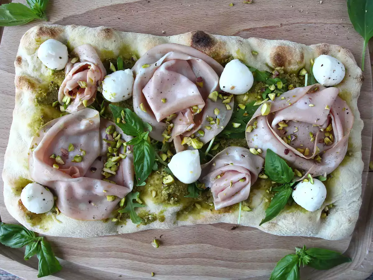 Pinsa romana con mortadella, pesto e pistacchi: la ricetta veloce pronta in 10 minuti - foto 3