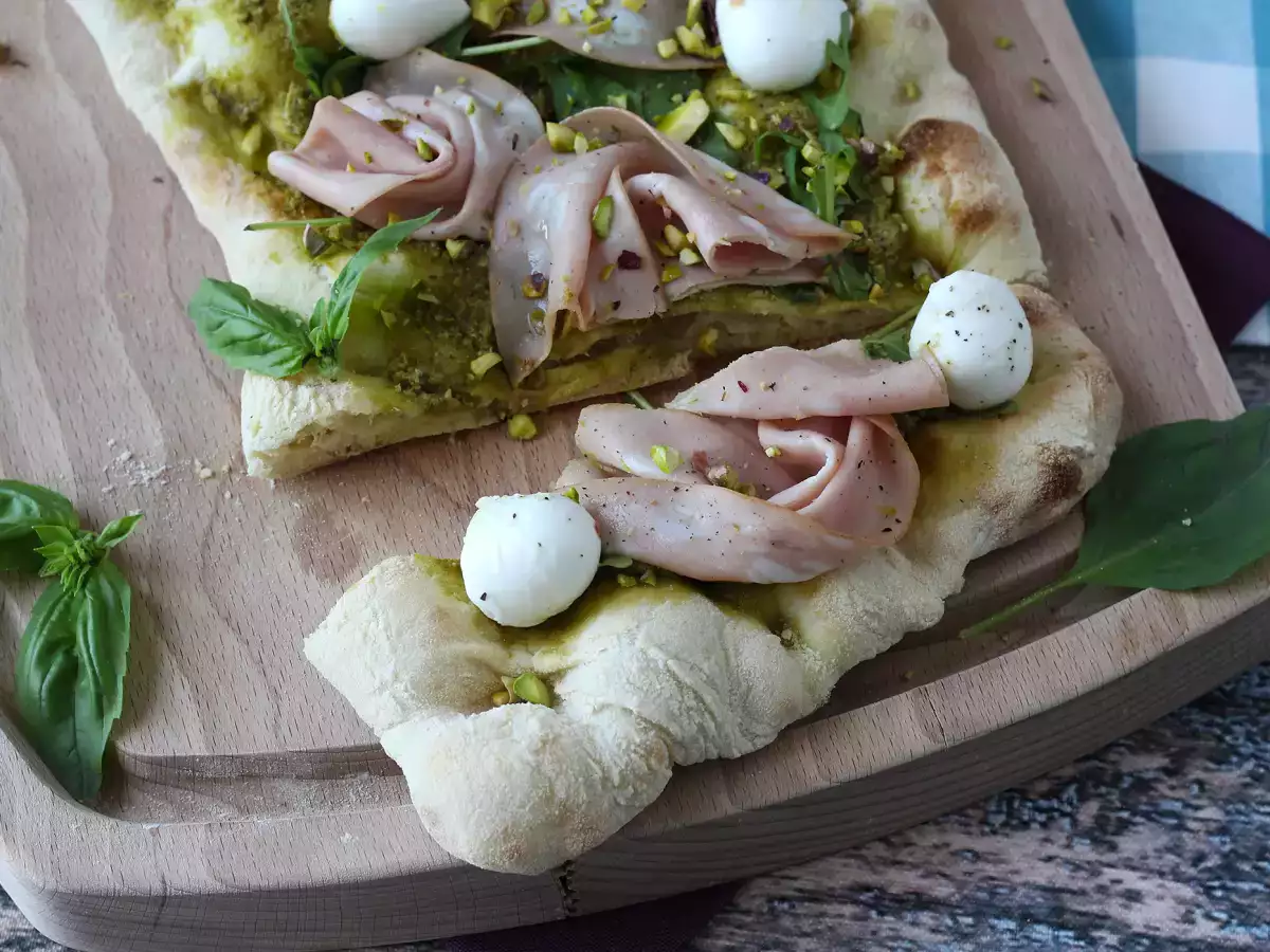 Pinsa romana con mortadella, pesto e pistacchi: la ricetta veloce pronta in 10 minuti - foto 4
