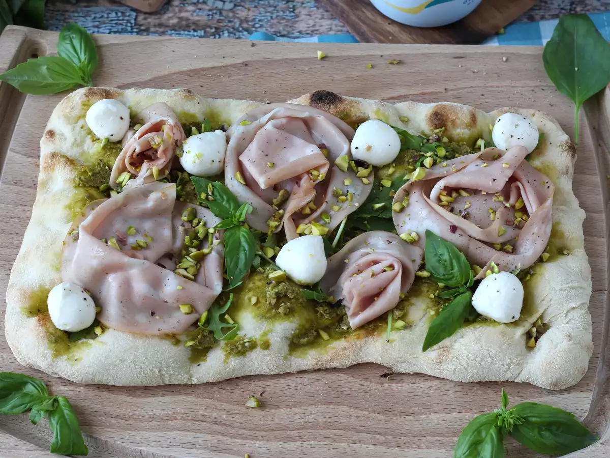 Pinsa romana con mortadella, pesto e pistacchi: la ricetta veloce pronta in 10 minuti - foto 5