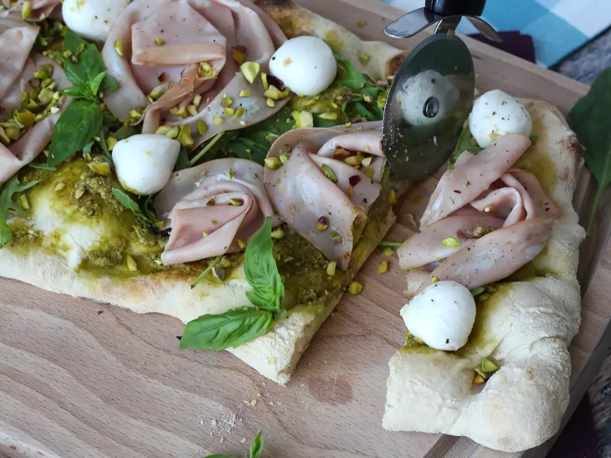 Pinsa romana con mortadella, pesto e pistacchi: la ricetta veloce pronta in 10 minuti - foto 6