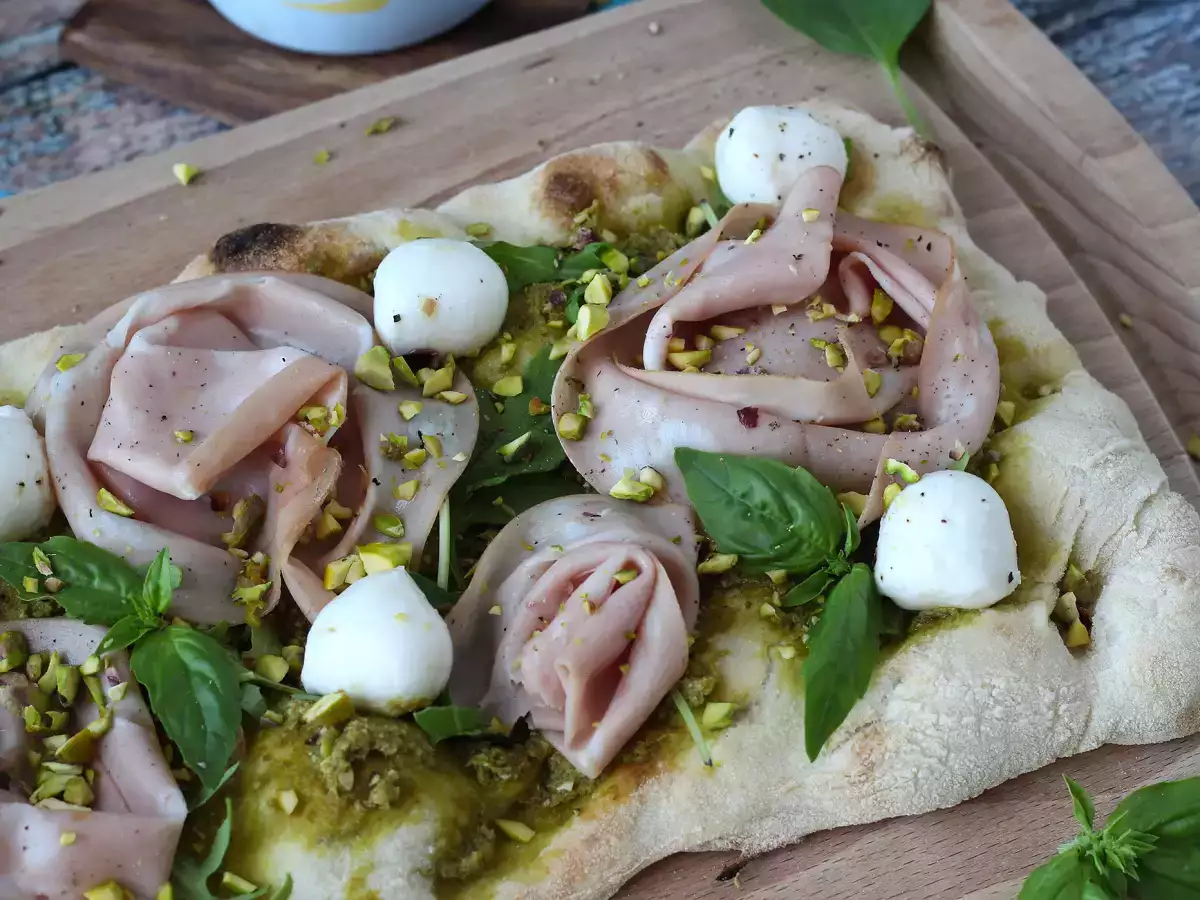 Pinsa romana con mortadella, pesto e pistacchi: la ricetta veloce pronta in 10 minuti - foto 7