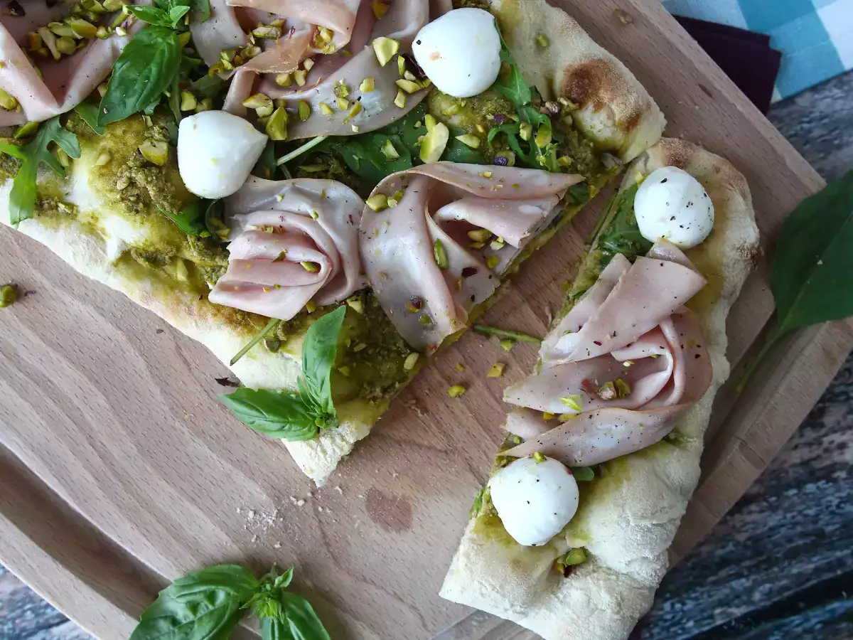 Pinsa romana con mortadella, pesto e pistacchi: la ricetta veloce pronta in 10 minuti - foto 8