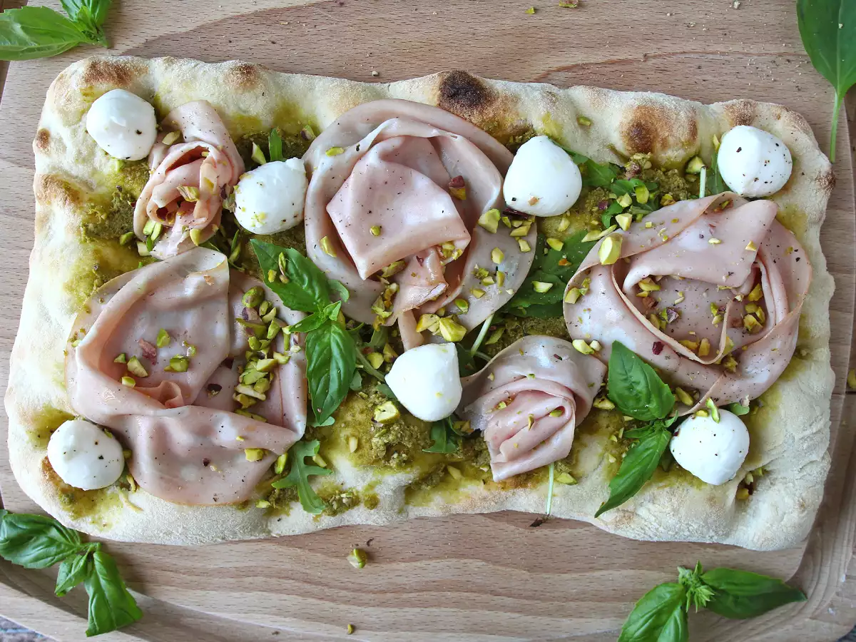 Pinsa romana con mortadella, pesto e pistacchi: la ricetta veloce pronta in 10 minuti - foto 3