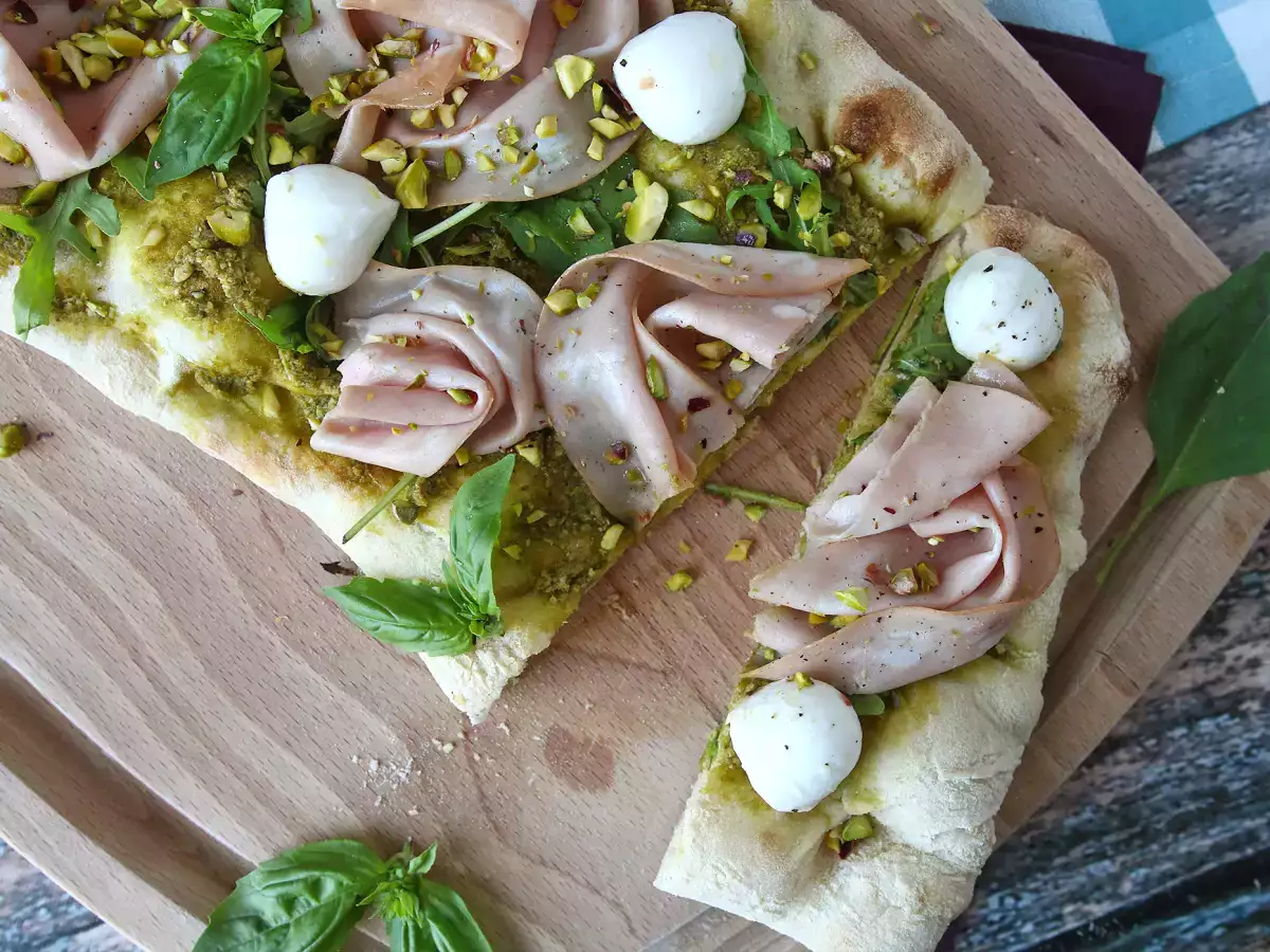 Pinsa romana con mortadella, pesto e pistacchi: la ricetta veloce pronta in 10 minuti - foto 4