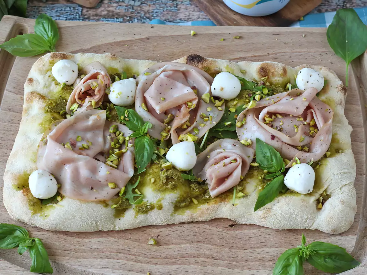 Pinsa romana con mortadella, pesto e pistacchi: la ricetta veloce pronta in 10 minuti - foto 5