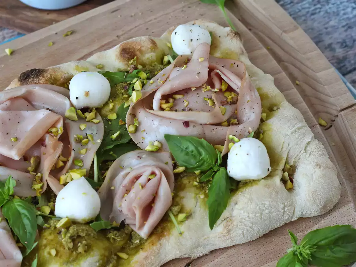 Pinsa romana con mortadella, pesto e pistacchi: la ricetta veloce pronta in 10 minuti