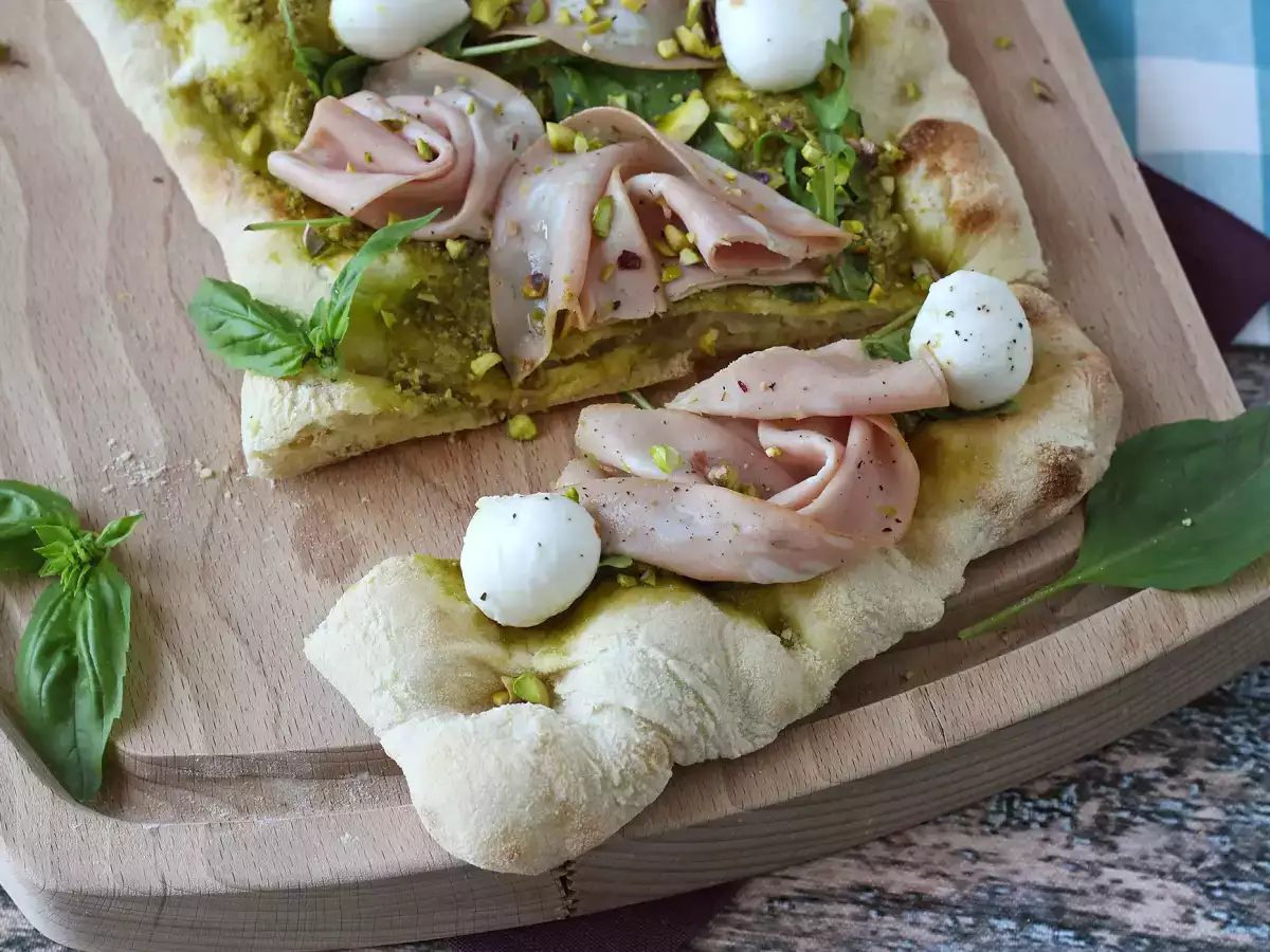 Pinsa romana con mortadella, pesto e pistacchi: la ricetta veloce pronta in 10 minuti - foto 6