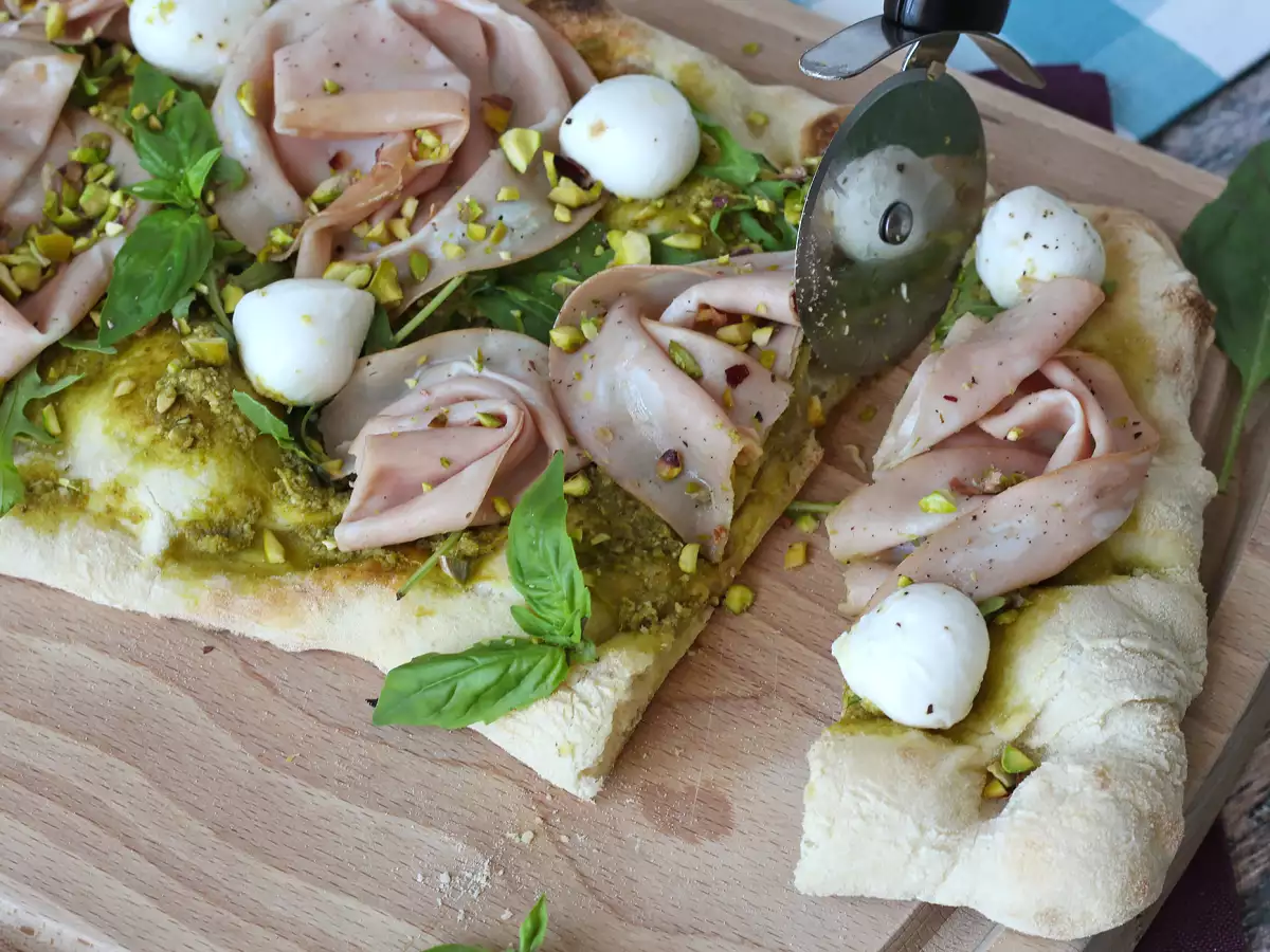 Pinsa romana con mortadella, pesto e pistacchi: la ricetta veloce pronta in 10 minuti - foto 8