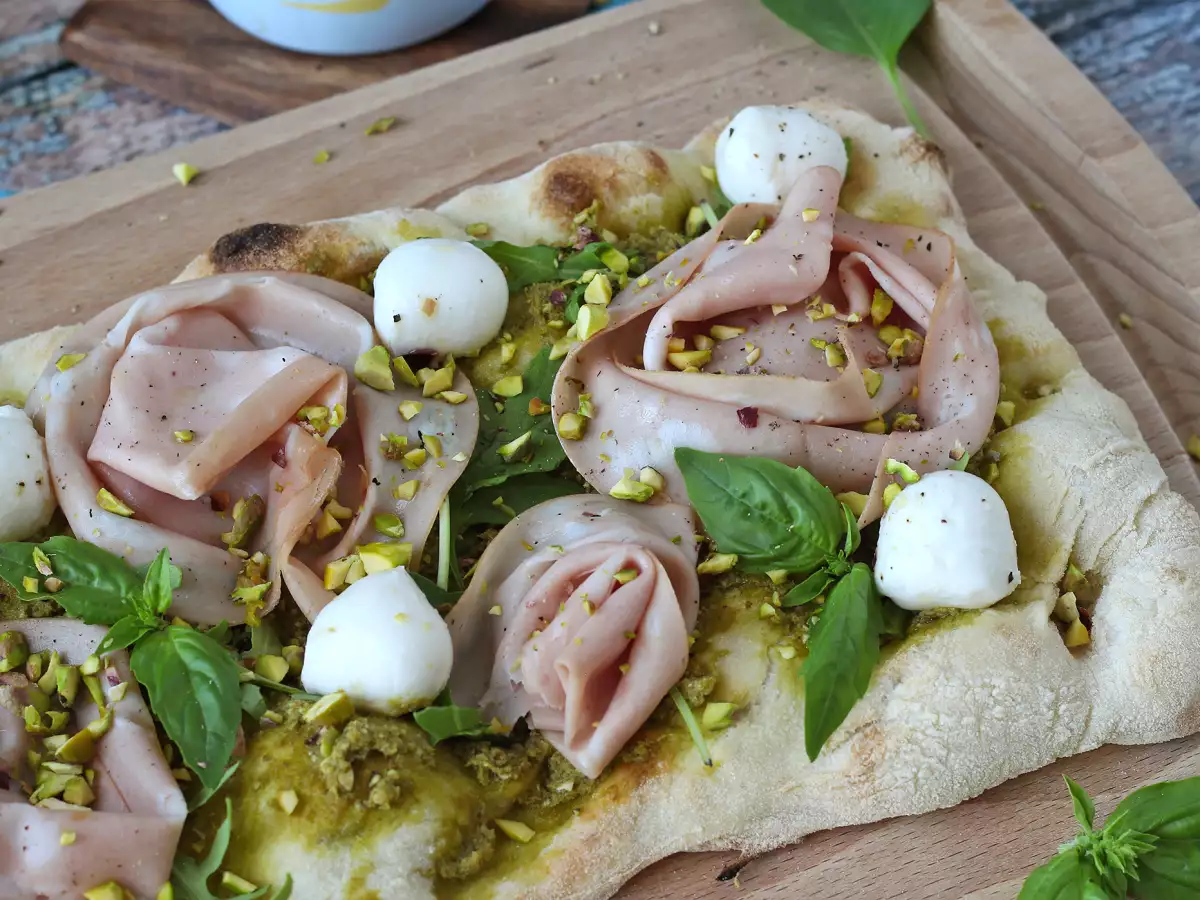 Pinsa romana con mortadella, pesto e pistacchi: la ricetta veloce pronta in 10 minuti - foto 7