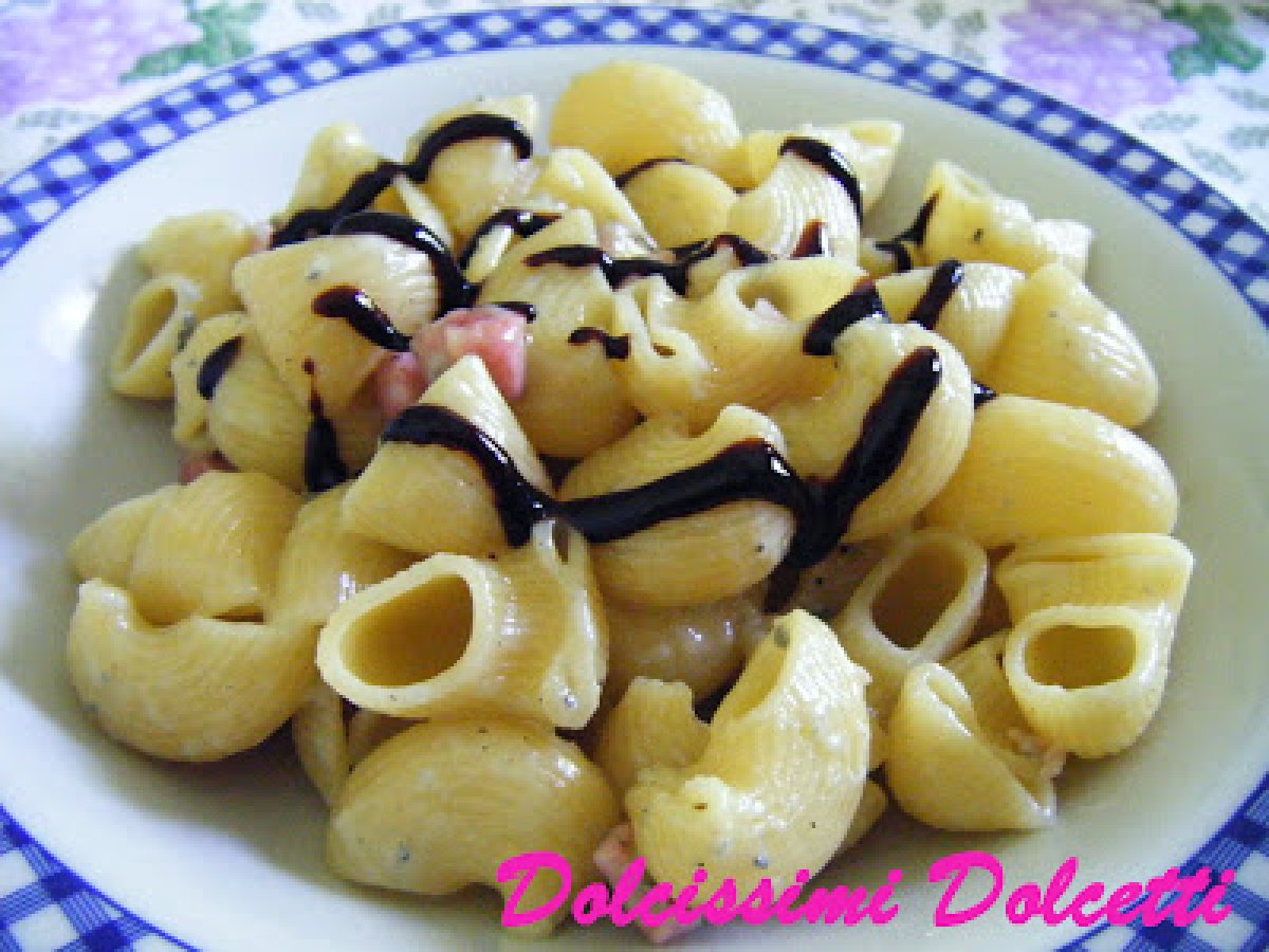 Pipe rigate al gorgonzola piccante glassate all'aceto balsamico