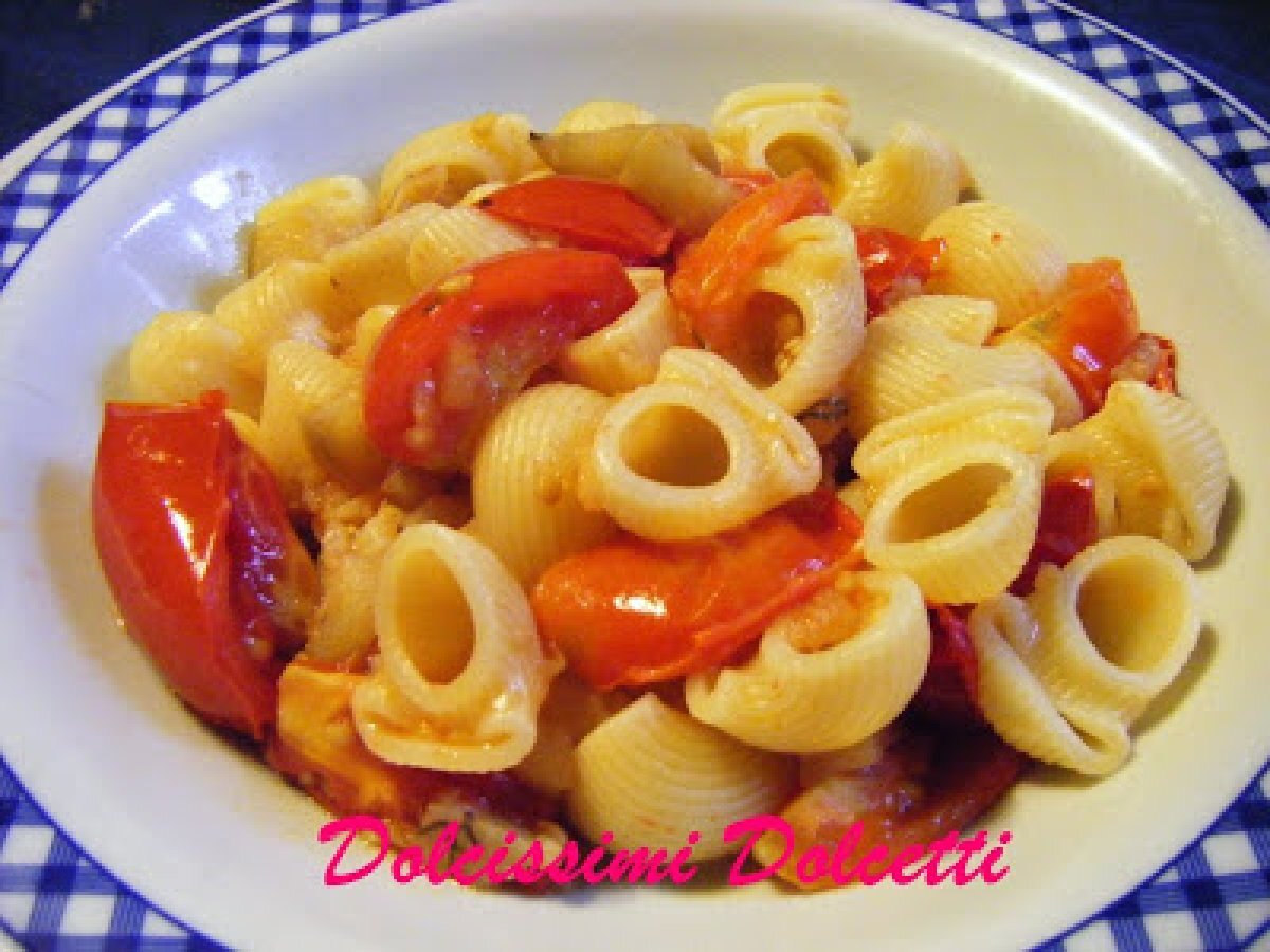 Pipe rigate con melanzane bianche e pomodorini