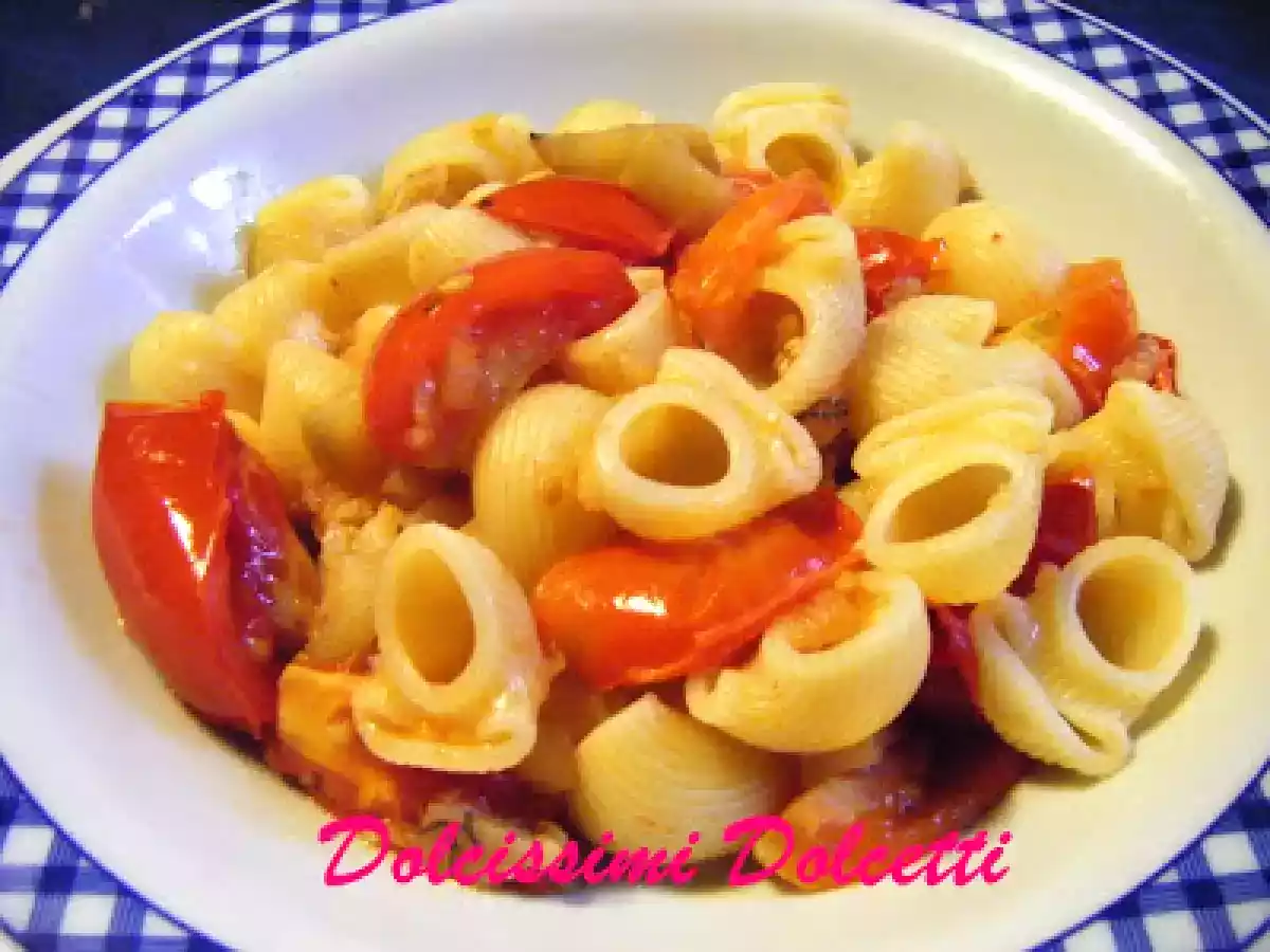 Pipe rigate con melanzane bianche e pomodorini