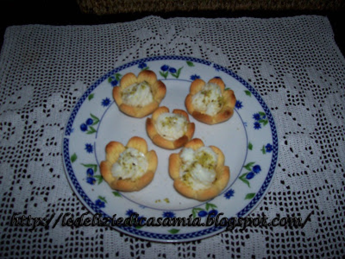 Pirottini di pasta frolla ripieni con crema al mandarino