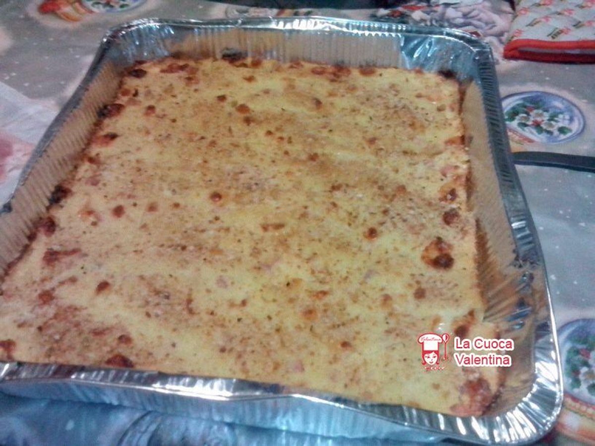 Pitta o focaccia di patate con mozzarella e mortadella