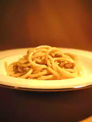 Più di una semplice carbonara : con acciughe, pistacchi e tartufo bianco
