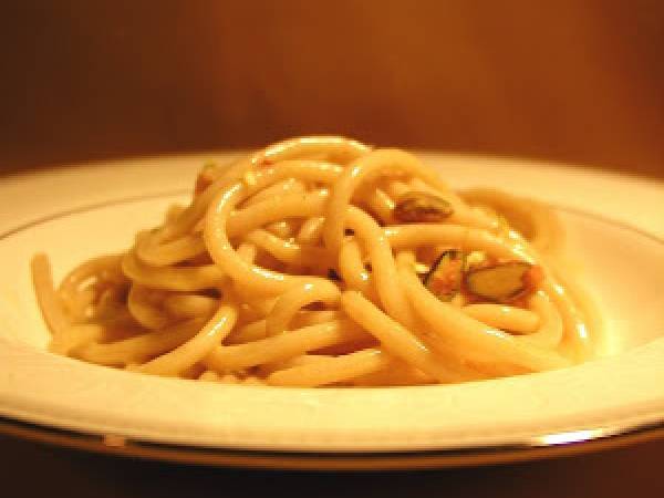 Più di una semplice carbonara : con acciughe, pistacchi e tartufo bianco