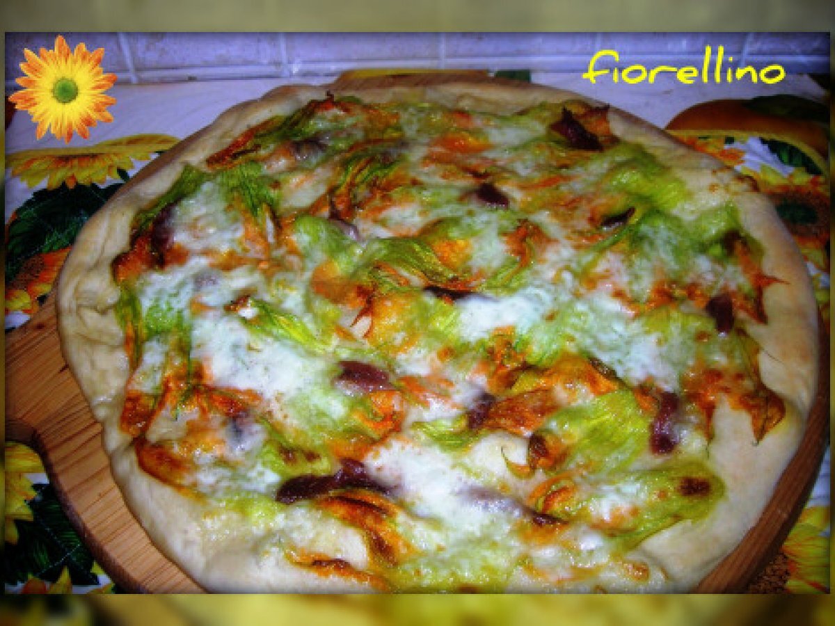 Pizza ai fiori di zucca, mozzarella e alici