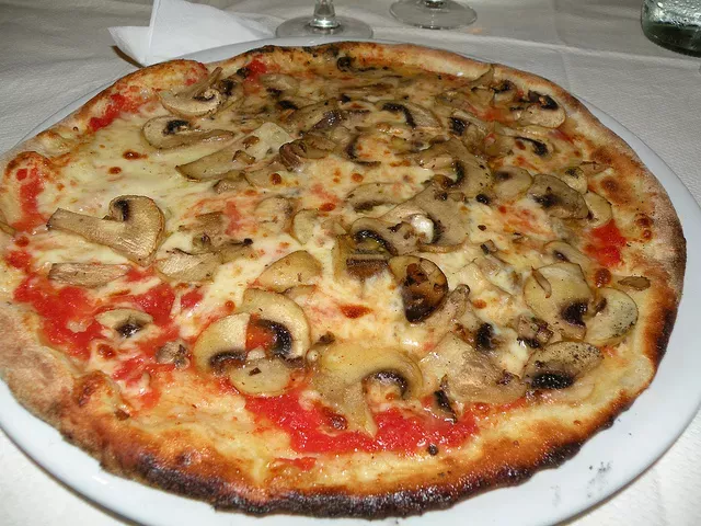 Pizza ai funghi champignons - Ricetta Petitchef