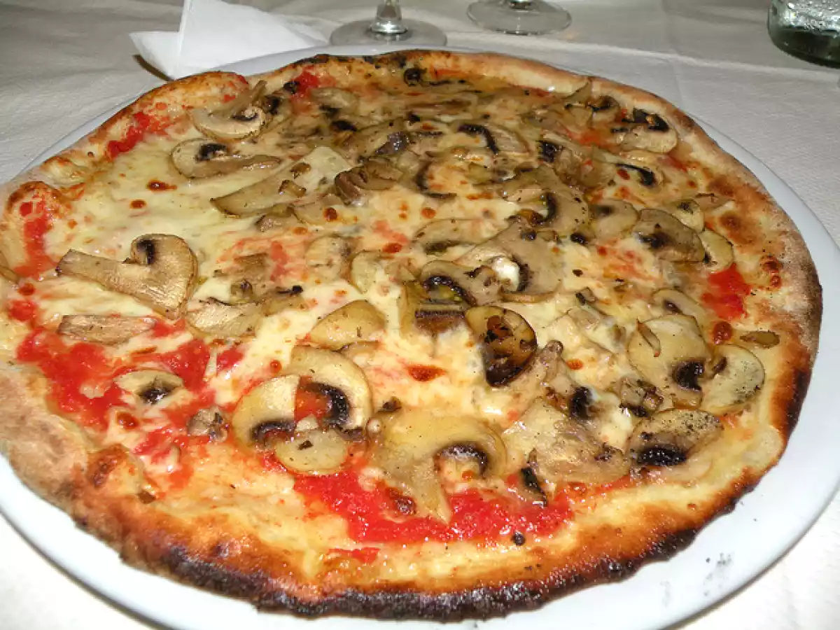 Pizza ai funghi champignons