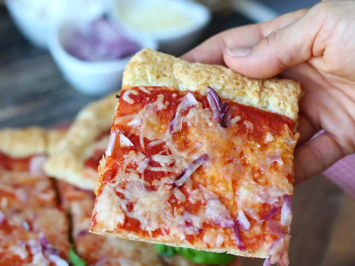 Pizza al cottage cheese senza lievitazione: morbida, proteica e facilissima - foto 3