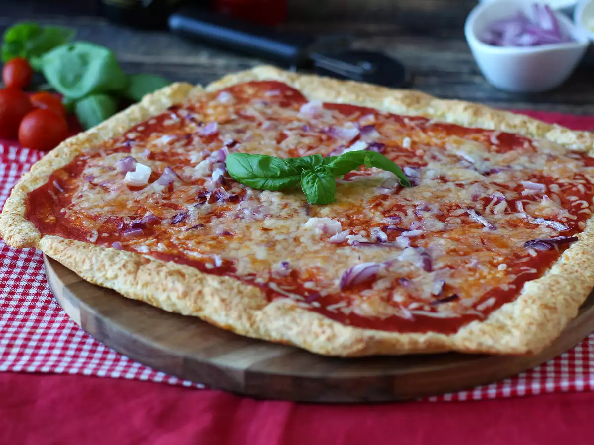 Pizza al cottage cheese senza lievitazione: morbida, proteica e facilissima - foto 4