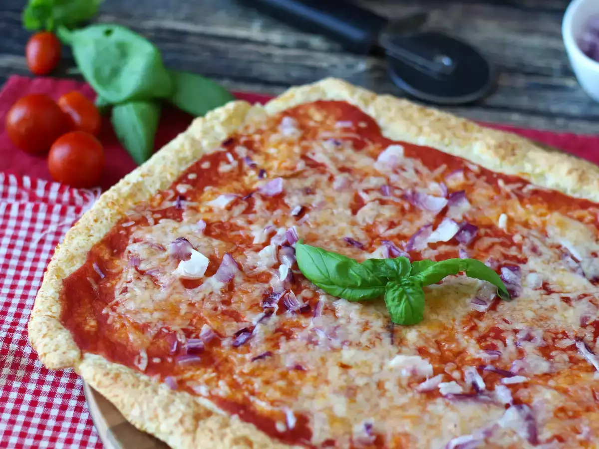 Pizza al cottage cheese senza lievitazione: morbida, proteica e facilissima