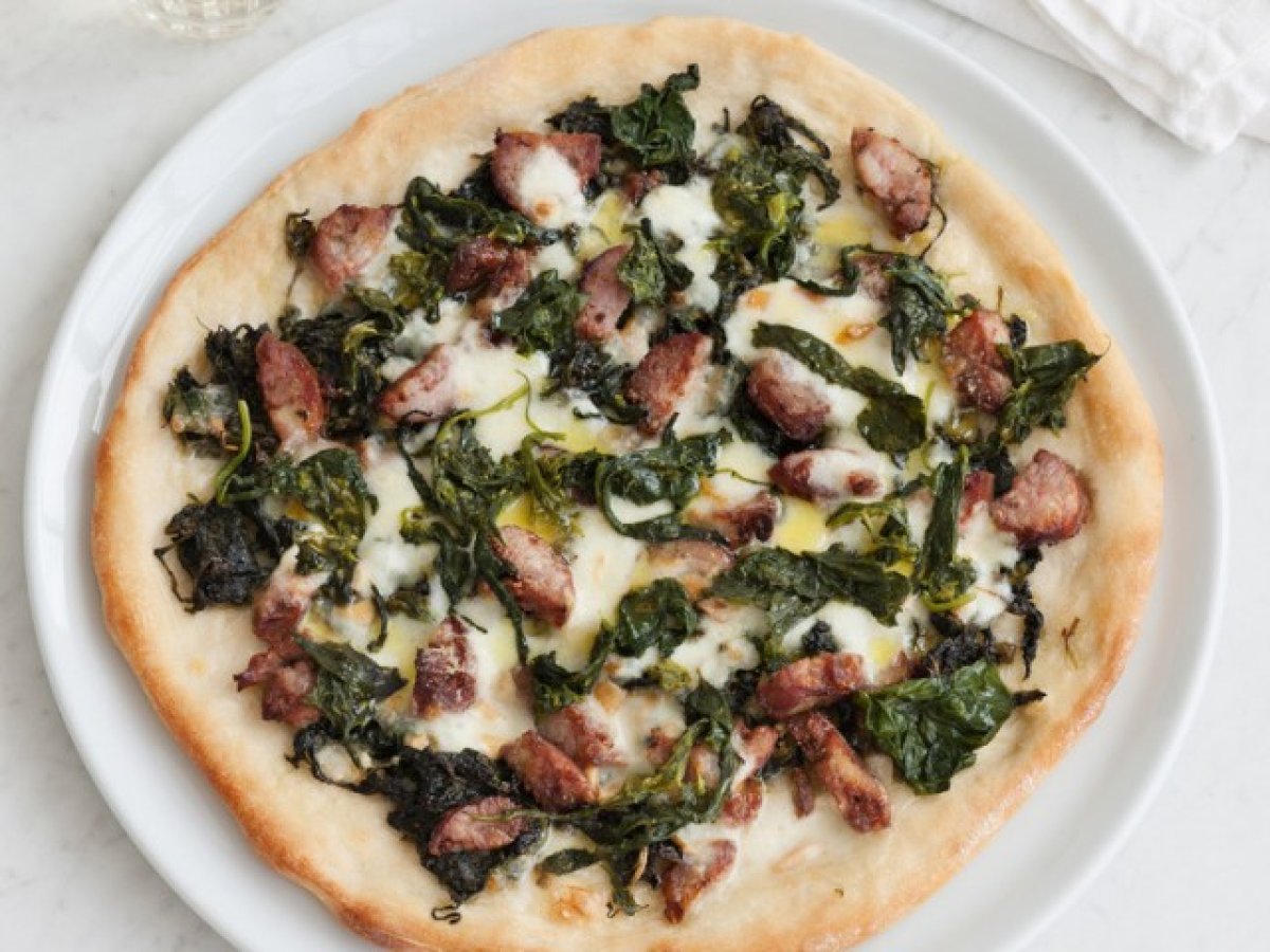 Pizza al forno con i friarielli