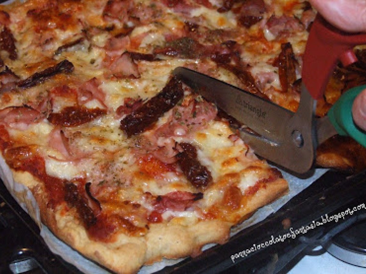 Pizza al kamut con prosciutto e pomodori secchi