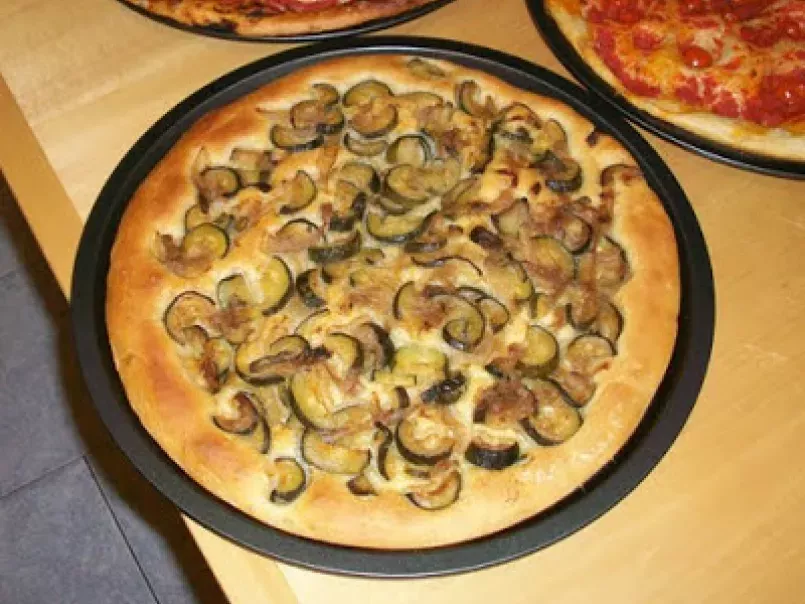 Pizza al pomodoro, con pomodoro e pomodorini e con zucchine, cipolle e alici, foto 3
