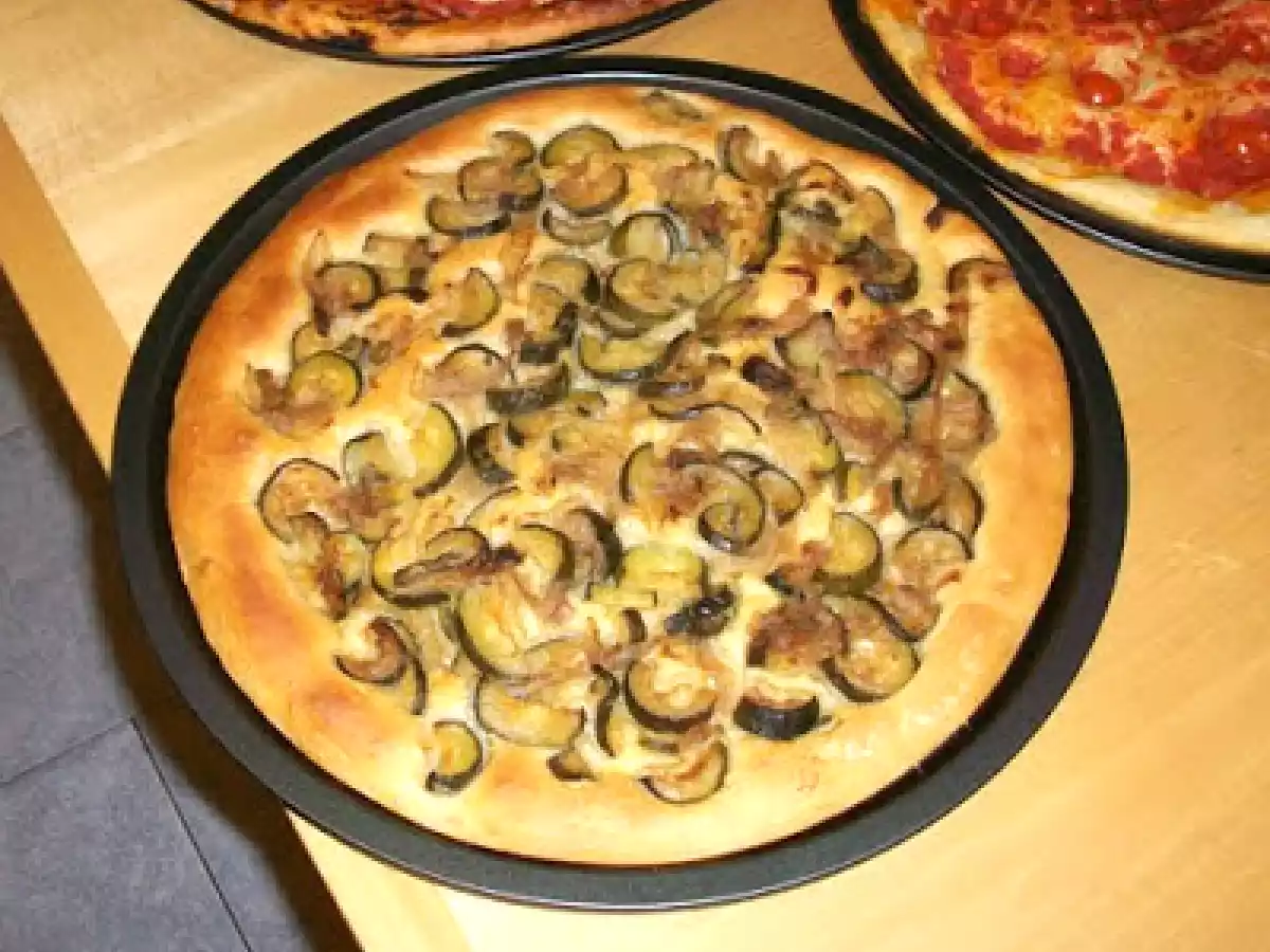 Pizza al pomodoro, con pomodoro e pomodorini e con zucchine, cipolle e alici - foto 3