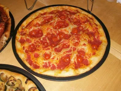 Pizza al pomodoro, con pomodoro e pomodorini e con zucchine, cipolle e alici