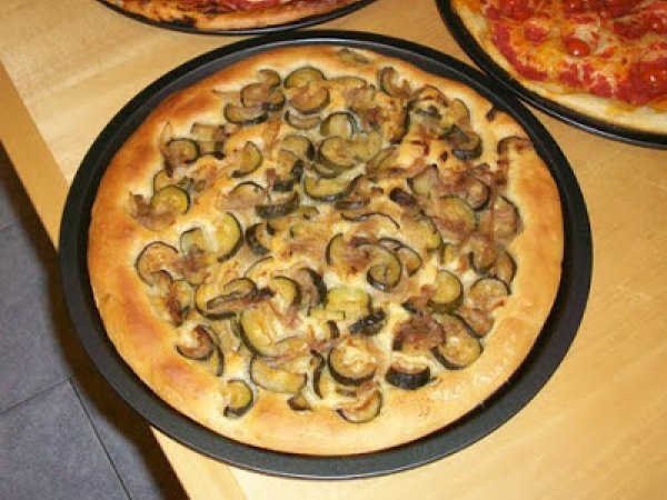 Pizza al pomodoro, con pomodoro e pomodorini e con zucchine, cipolle e alici, foto 3