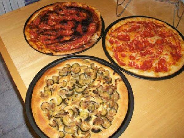 Pizza al pomodoro, con pomodoro e pomodorini e con zucchine, cipolle e alici, foto 4