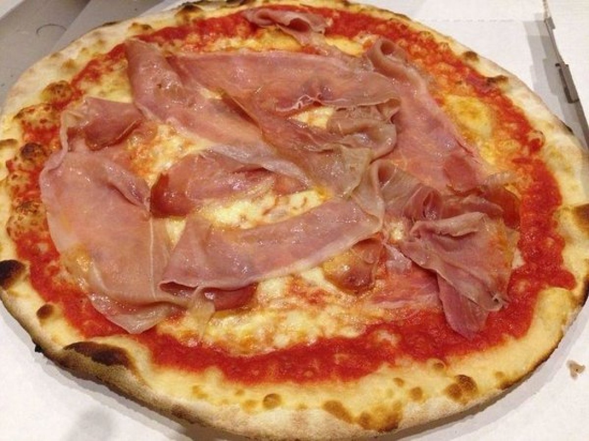Pizza al prosciutto crudo